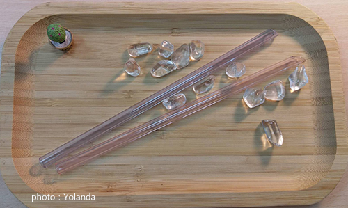 小小的吸管，人們用起來是那麼自然而然、不假思索，而今駭然發現︰不起眼的它，竟然也是造成地球生態環境破壞的一大因素！