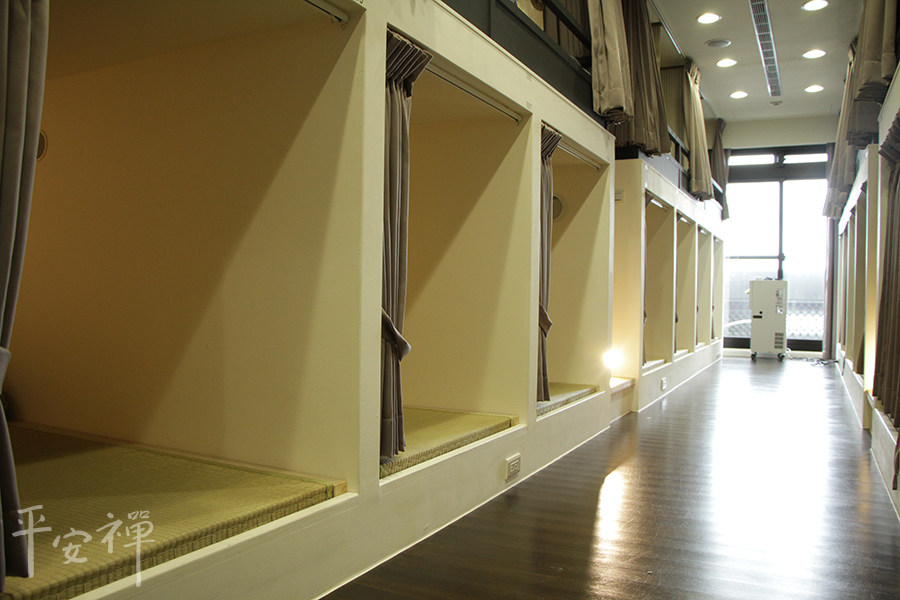 寮房,我採吉祥臥入睡,保持正念與警覺,清醒明覺地活在每一個當下